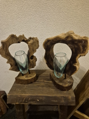 Glazen vaas op houten sculptuur
